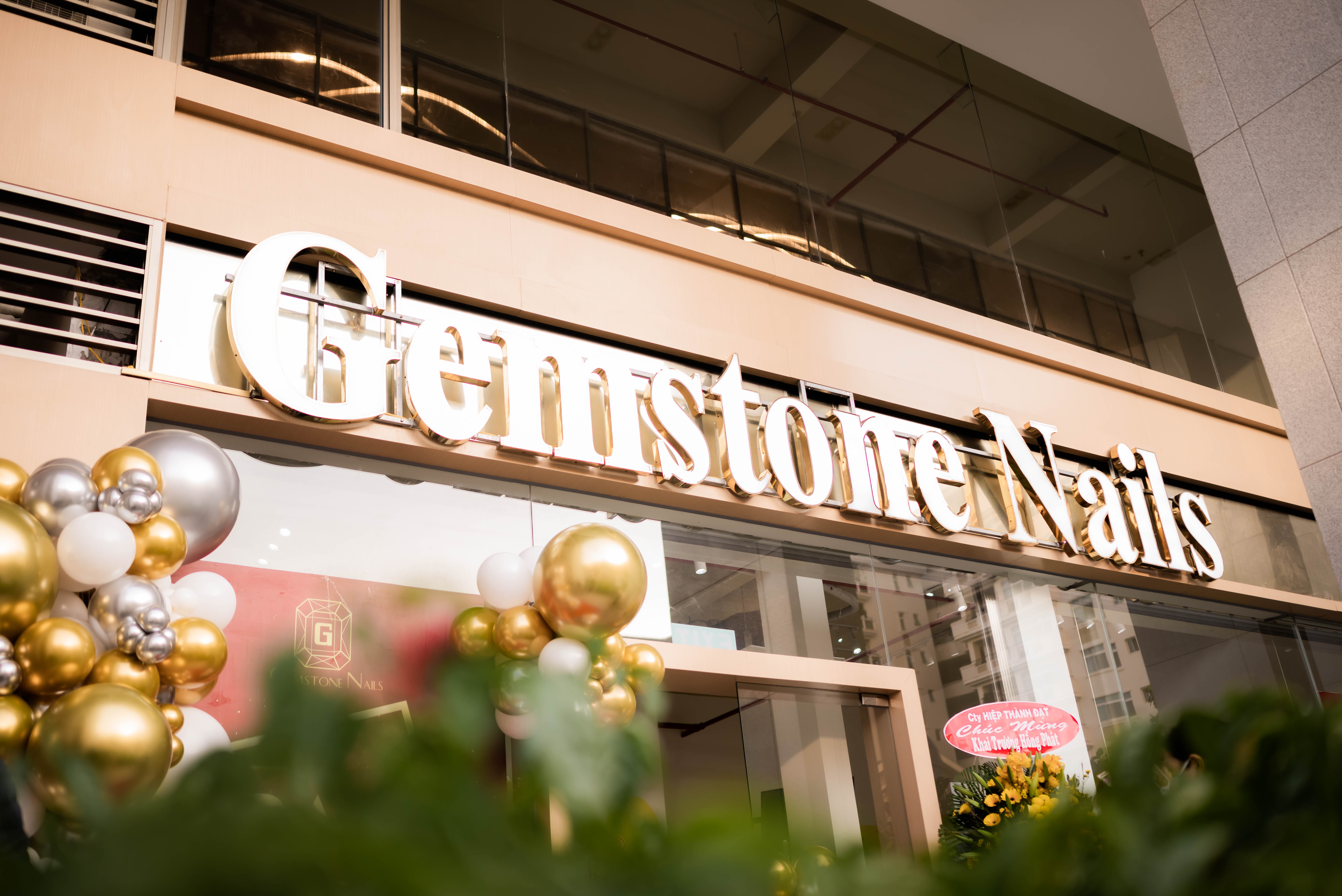 Quầy lễ tân và khu trưng bày màu sơn tại GEMSTONE NAILS
